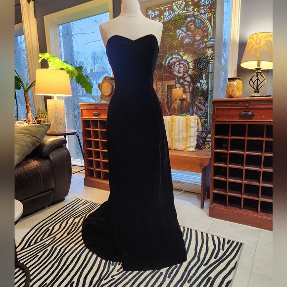 Vintage Victor Costa Black Velvet Sweetheart Neckline Train Gown - Picture 2 of 15